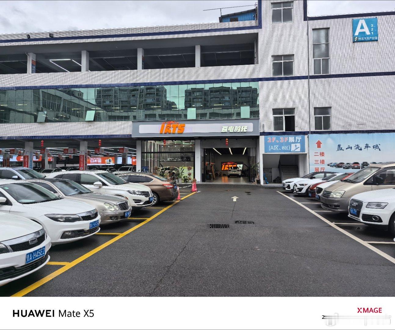 再重申一下身份，我是个在改装店打工的螺丝仔这是我打工的地方，我每天给新能源汽车贴