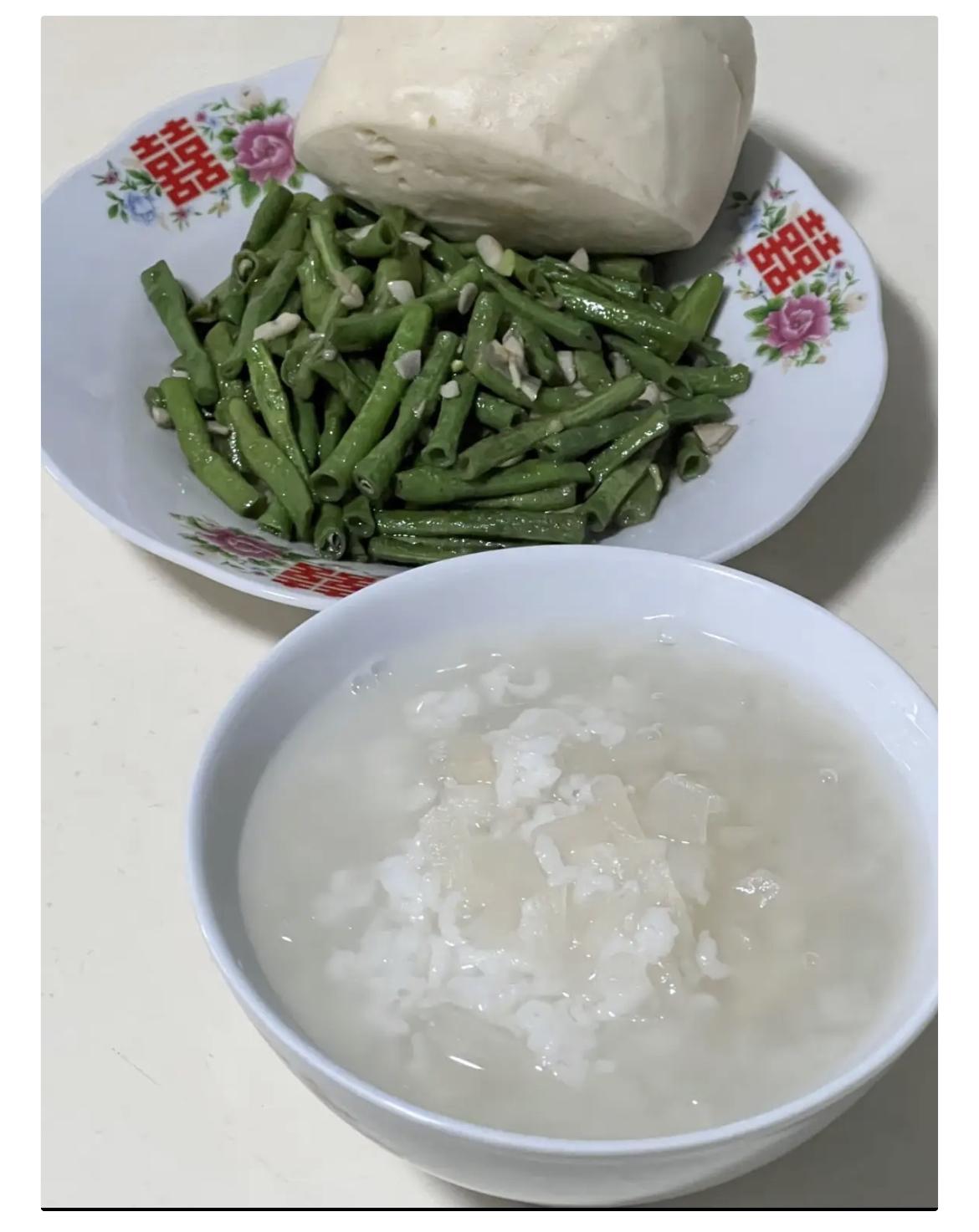 发现个怪事
现在好多退休老人
不管是一个人过还是两口子搭伴。

现在很多退休的老