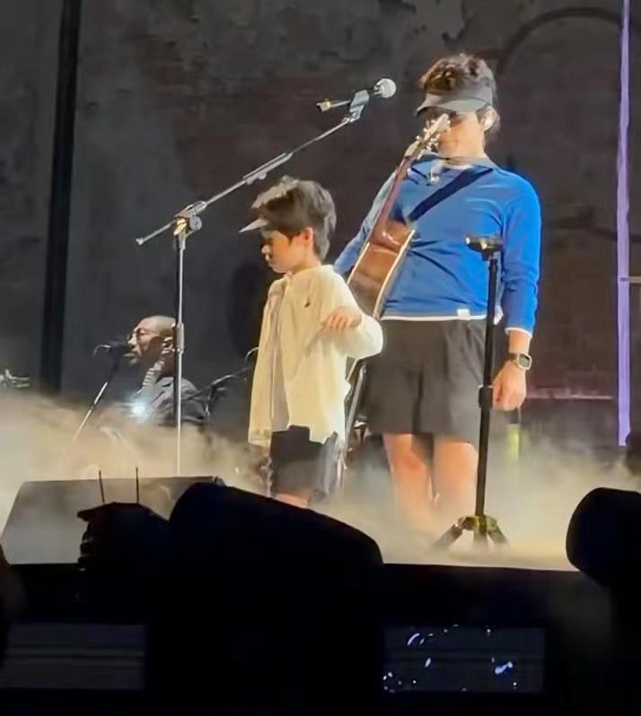 赵雷：咱俩认识六年了。

小小雷：嗯。你咋才让我出来见人。

赵雷：见人干啥，咱