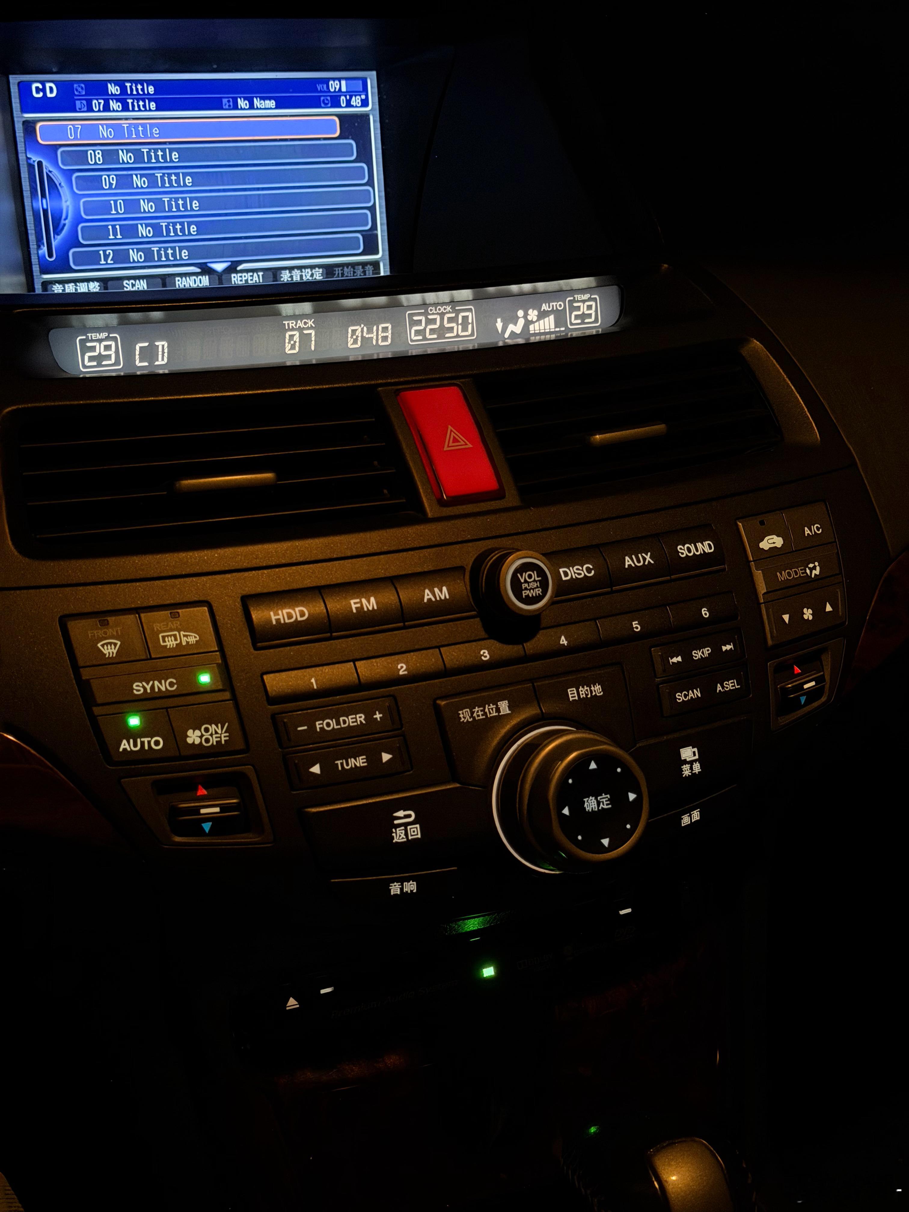 晚上这些实体按键加上蓝色指针仪表管它实用不实用，真的有机械美感… 