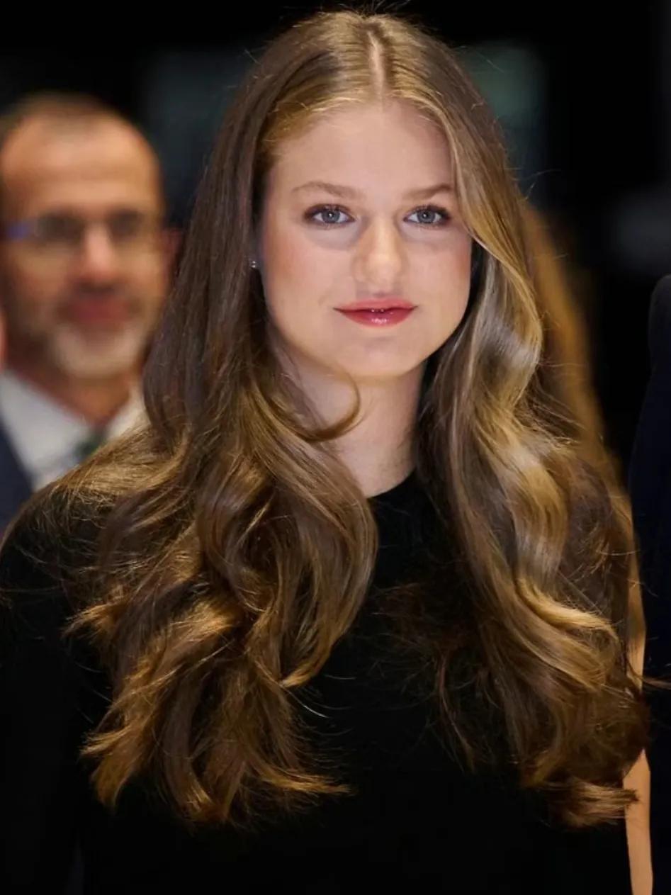 美翻了！莱昂诺尔公主裙装亮相音乐会
10月24日晚间，西班牙费利佩国王一家四口齐