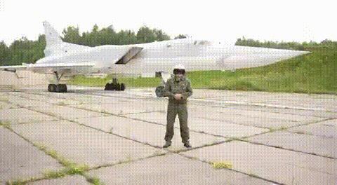 俄罗斯空天军飞行员讲述乌克兰企图策反他，驾驶图-22M3战略轰炸机叛逃到乌克兰的