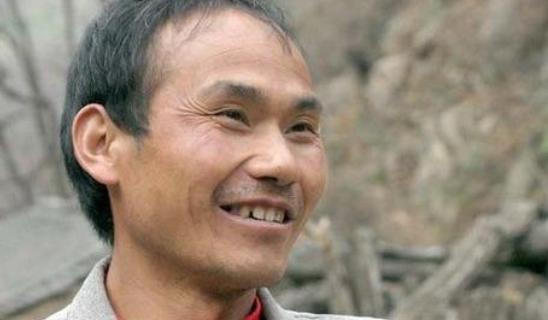 2012年，一名41岁陕西男子被撞身亡，警方在他破旧的衣服里，发现了一张被血浸染
