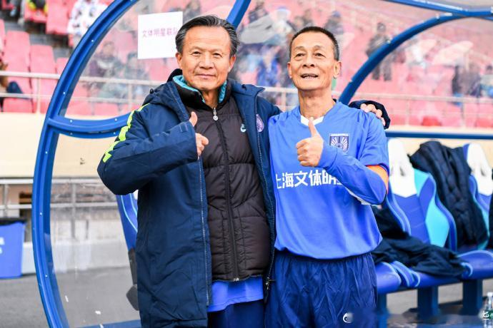 上海虹口足球嘉年华现场签名板，到此一游的含金量有点高，诸多足球名宿签名，大伙儿能