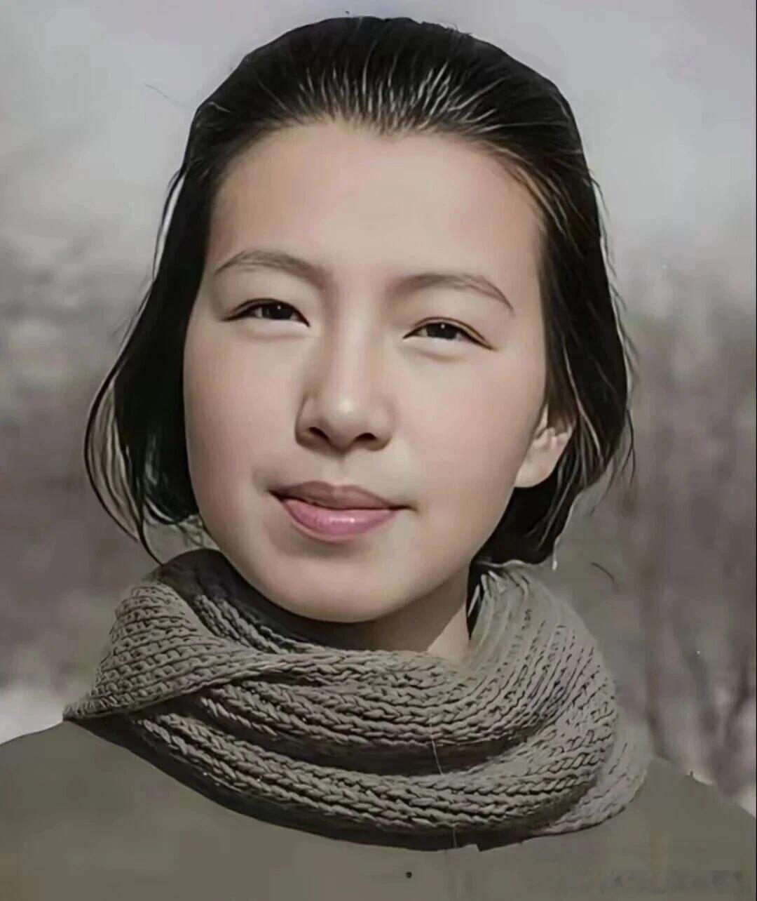 卢沟桥事变爆发后，奔赴延安，投身抗战的上海文艺女青年江青。经典老照片 ​​​