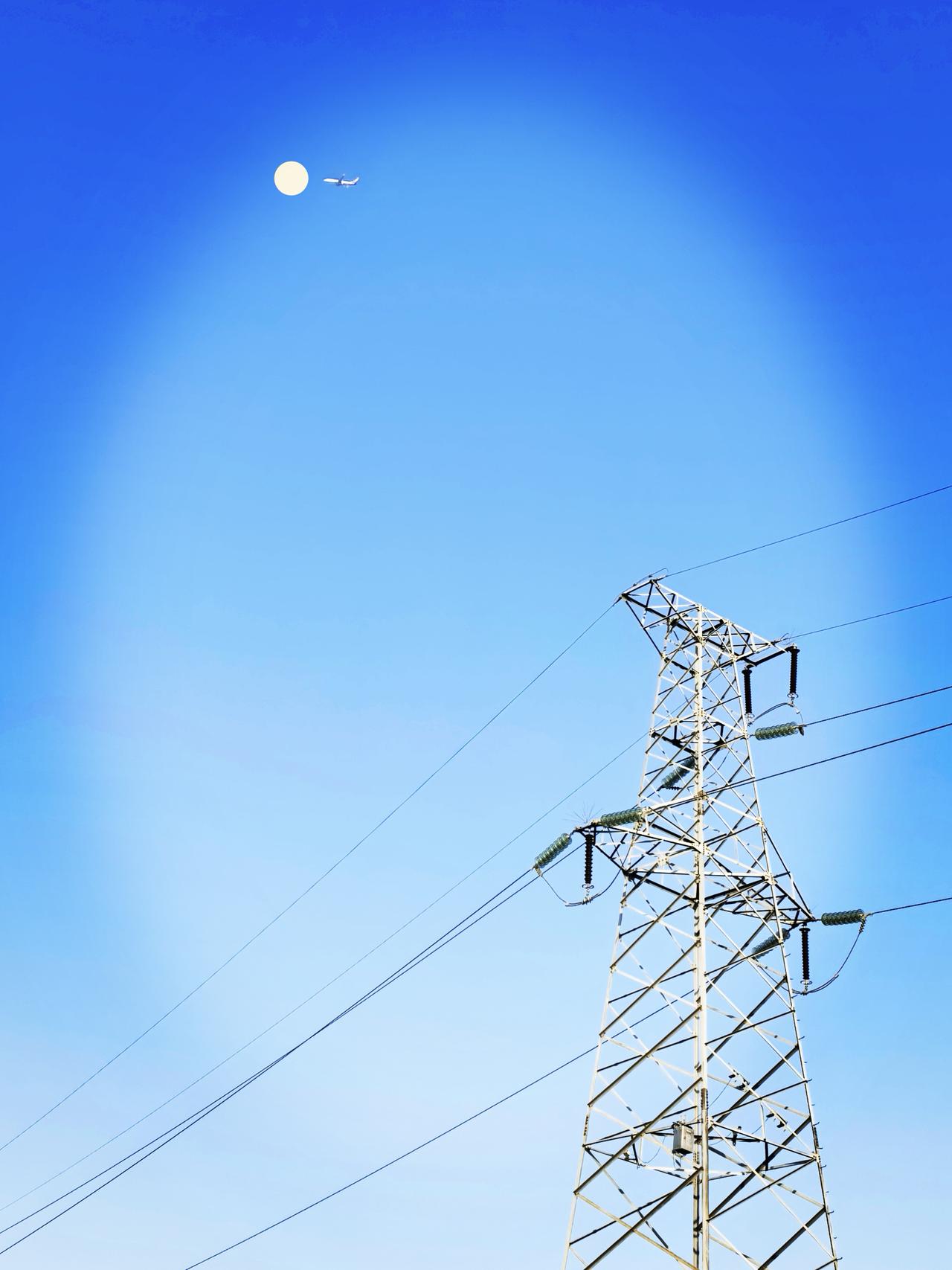 没钱的男人在作妖的女人面前一文不值；移情别恋的女人在花花公子面前一文不值；腰缠万