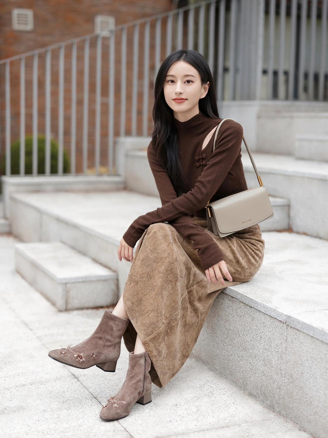 秋日穿搭指南棕色毛衣+长裙搭配时尚靴子优雅出街