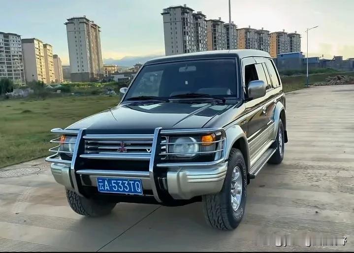 三菱老帕杰罗越野车，八九十年代在国内也是神车般的存在。那时国内的路况条件并不好，