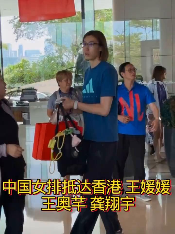 中国女排抵达香港王媛媛、王奥芊、龚翔宇。