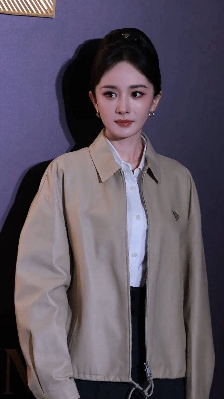 杨幂T风格论坛，prada女王今天好美 