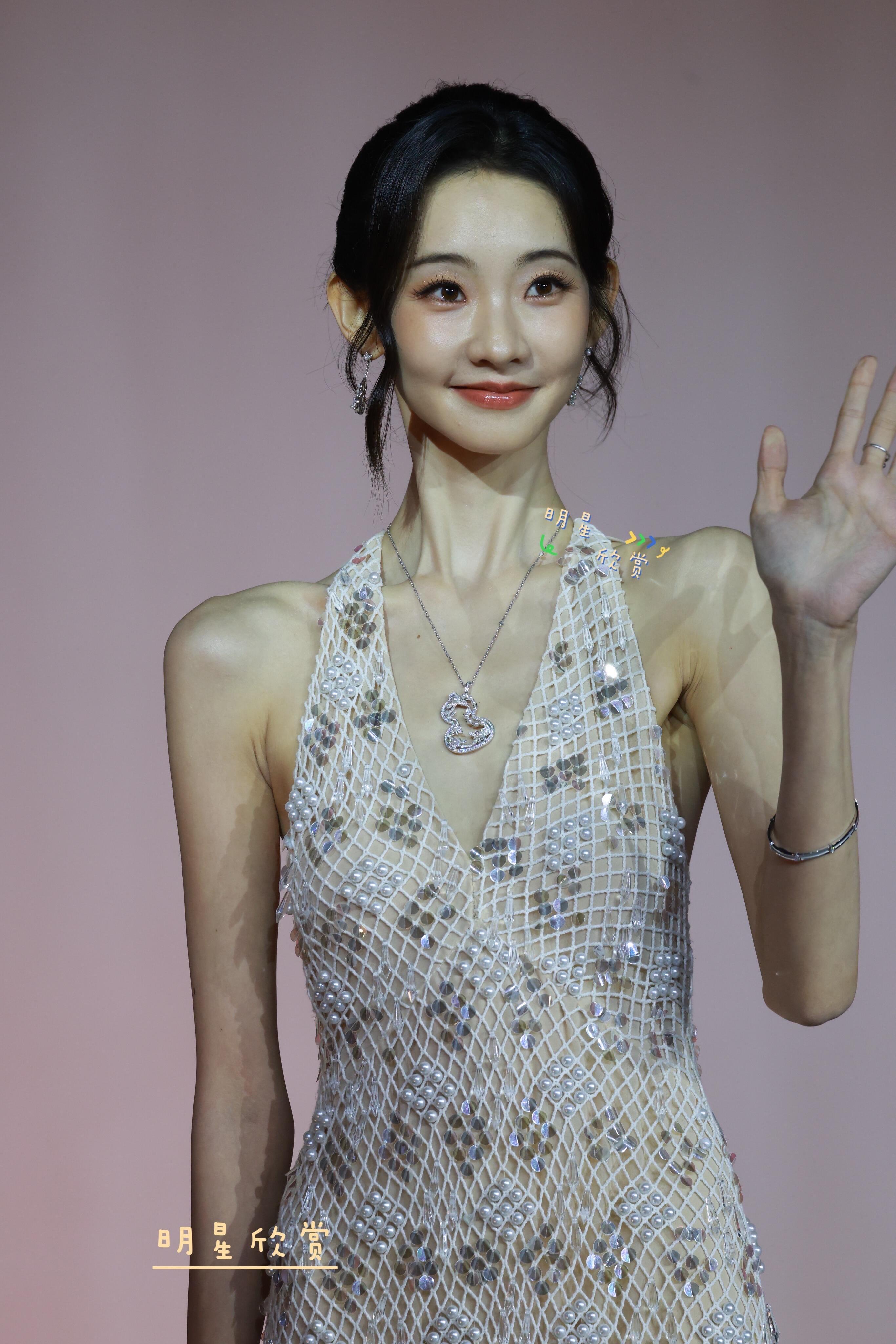 这圈是吃人么，张艺凡怎么瘦成这样了…… ​​​