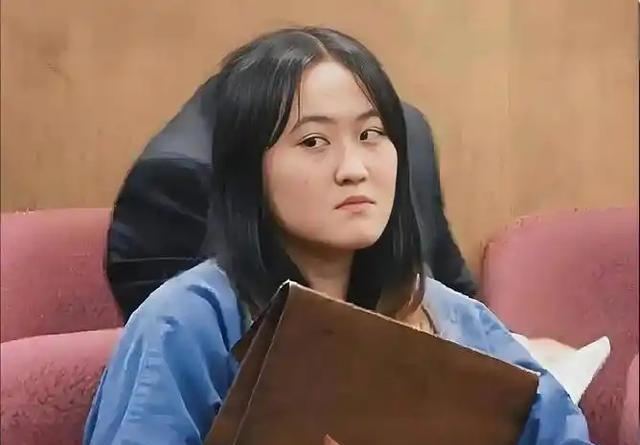 2015年，曾拿烟头烫同学、扇耳光的赴美女留学生翟云瑶在法庭上咆哮：“能不能快点
