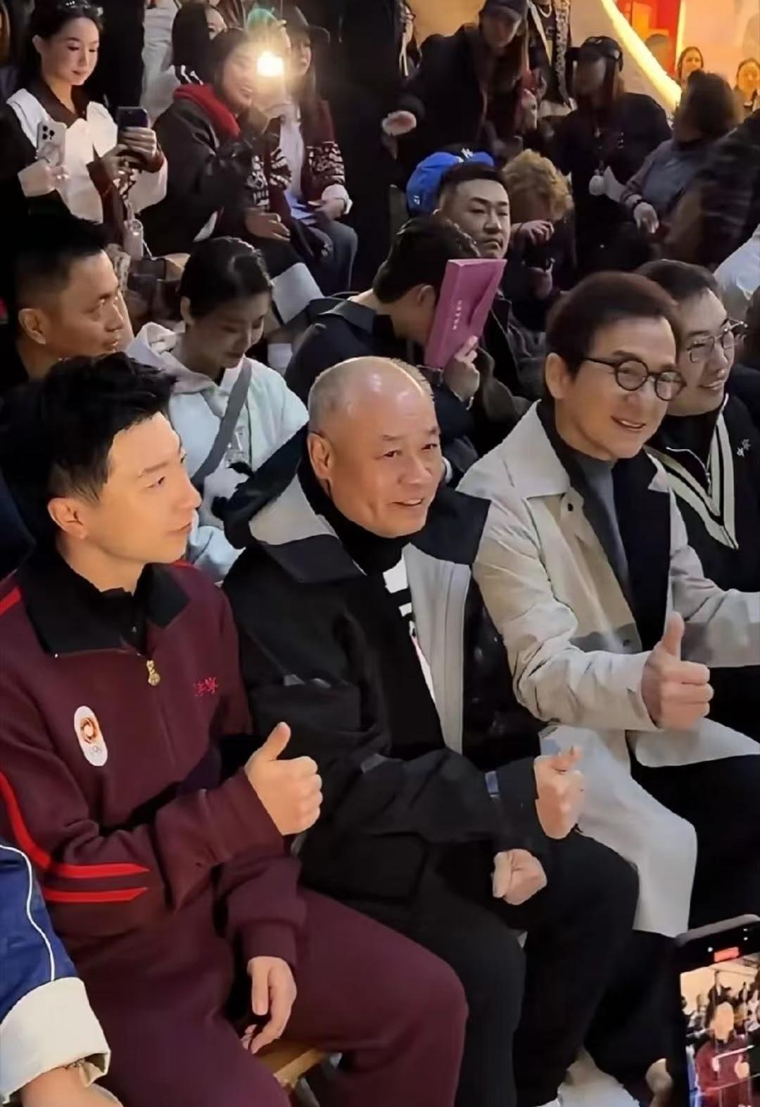 镜头中的马龙龙姿凤表，丰神俊逸，少年感十足；中间的李宁气色盈和，春风满面；戴着眼