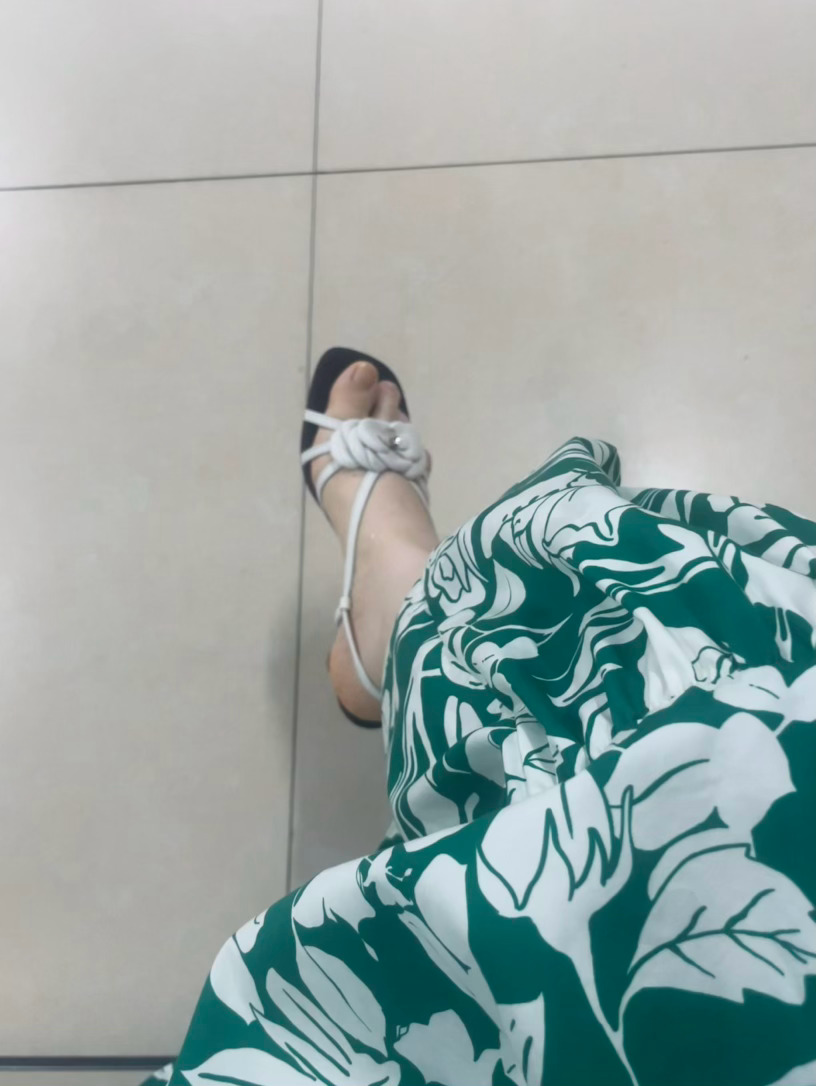 下雨天还要去单位值班。穿上了新买的凉鞋和裙子👗 