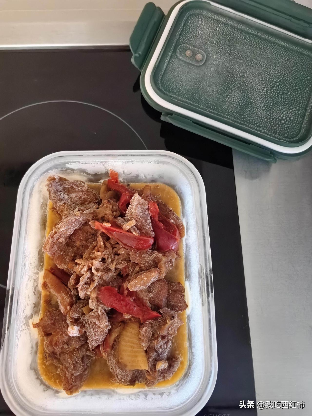 你们家菲佣剩菜是不是也藏起来
周五从国外出差回来菲佣做了一锅鸡，晚餐只吃了四分之