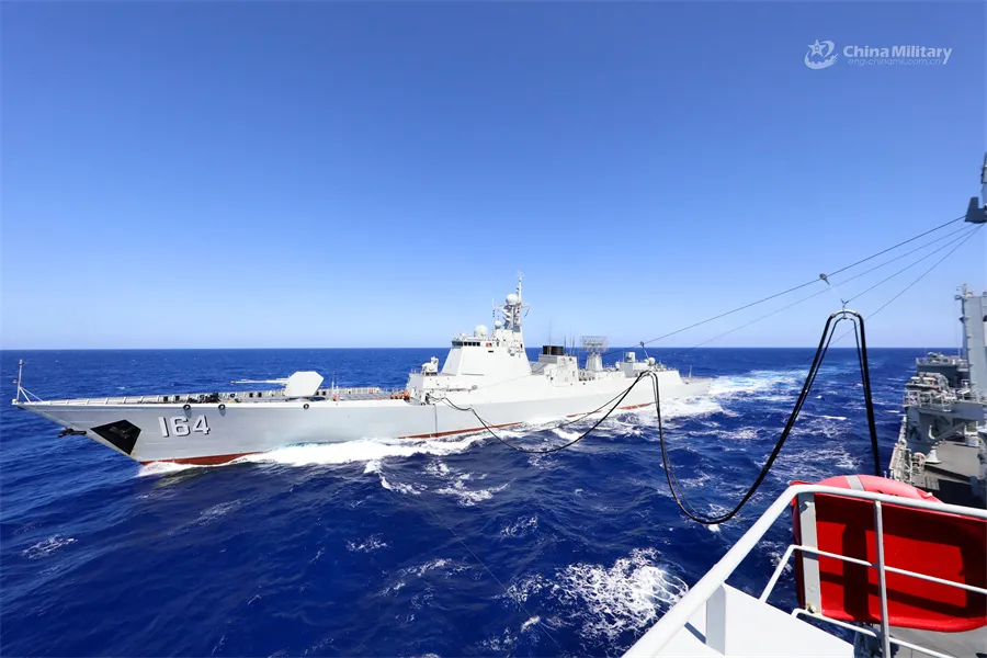 #海上长城# 南部战区海军某支队骆马湖舰赴某海域，开展综合作战支援训练。图为骆马