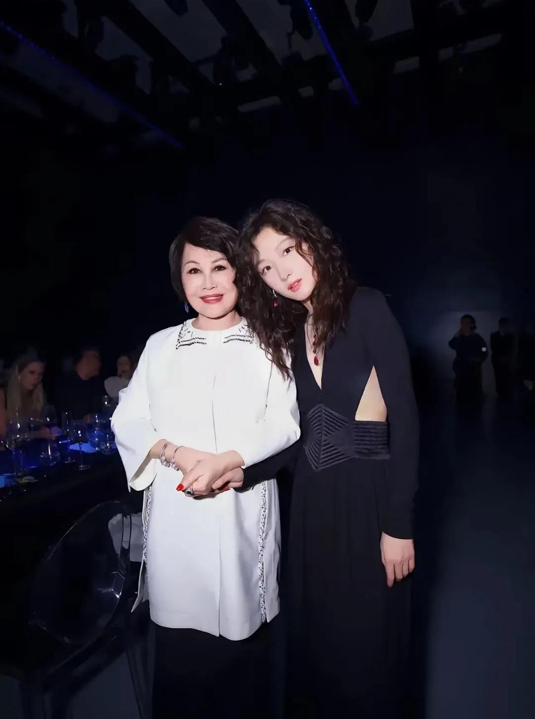 周冬雨靳羽西同框合影
她们的同框告诉我们
女人的美，可以一直存在
并不属于年轻一