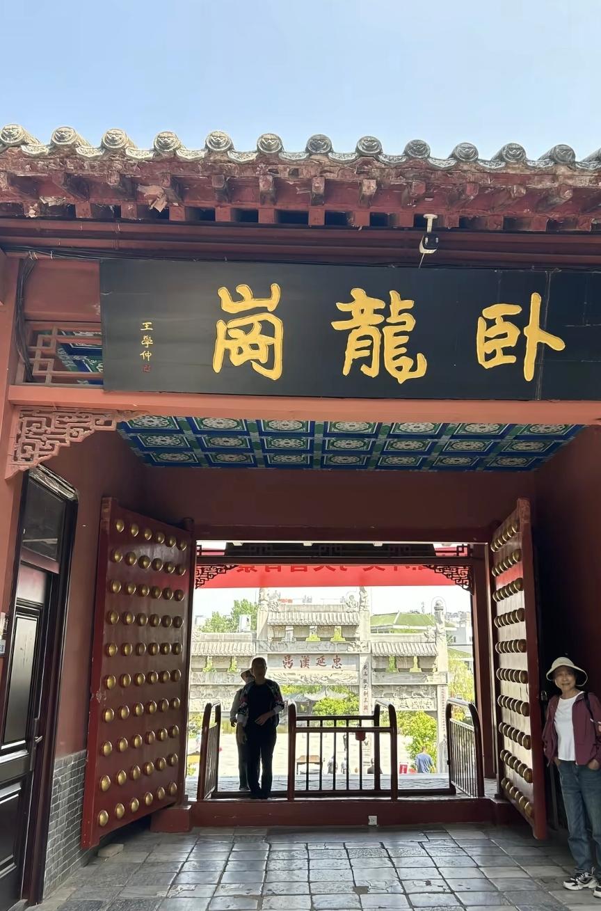 南阳卧龙岗：现存建筑全为明清重修，无三国时期直接文物；所谓“东汉文化层”，仅为普