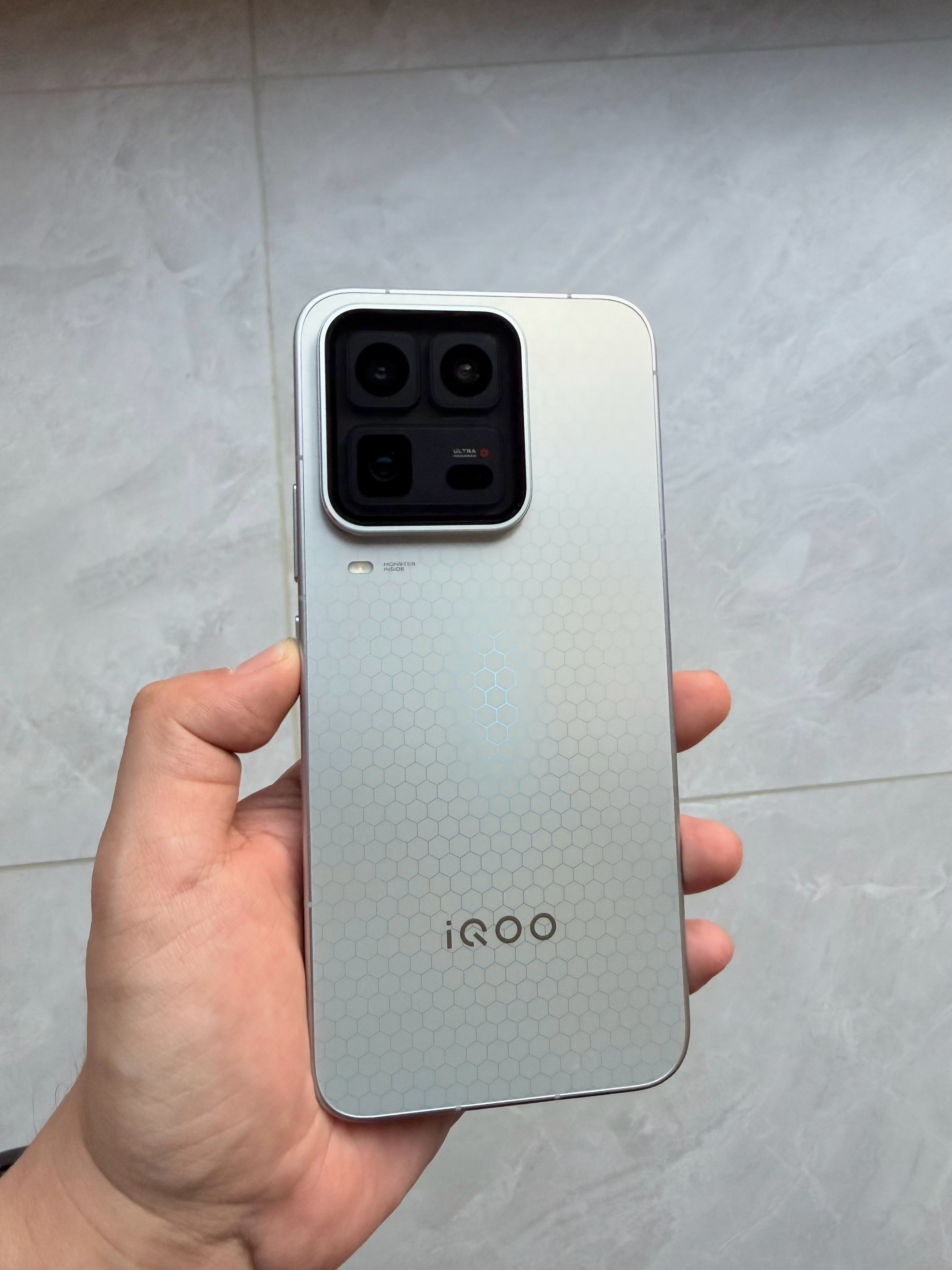 支持一下戈总 ，整了一套iQOO 15 Ultra，准备接下来当作主力机使用，关