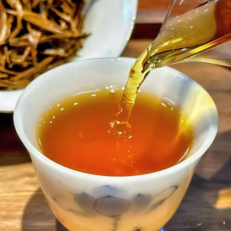 《茶道砺心·水调歌头体》
沸水腾烟起，茶味始初开。浮沉辗转千回，方显至精胎。莫惧