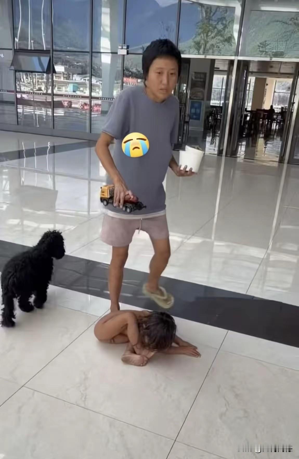 不给孩子穿衣服，不给孩子洗澡，不给孩子理发，不教孩子说话，就这样像动物一样养着，
