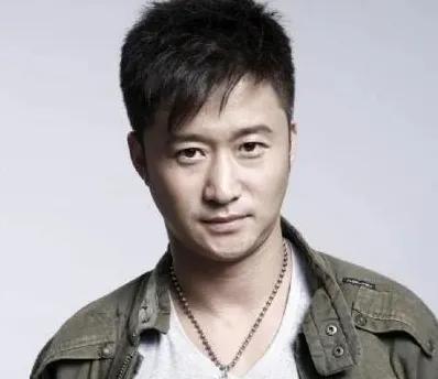 吴京又被骂“爱国营销”了！
新片《巨齿鲨2》里怼外国反派，
台词“犯我中华者虽远