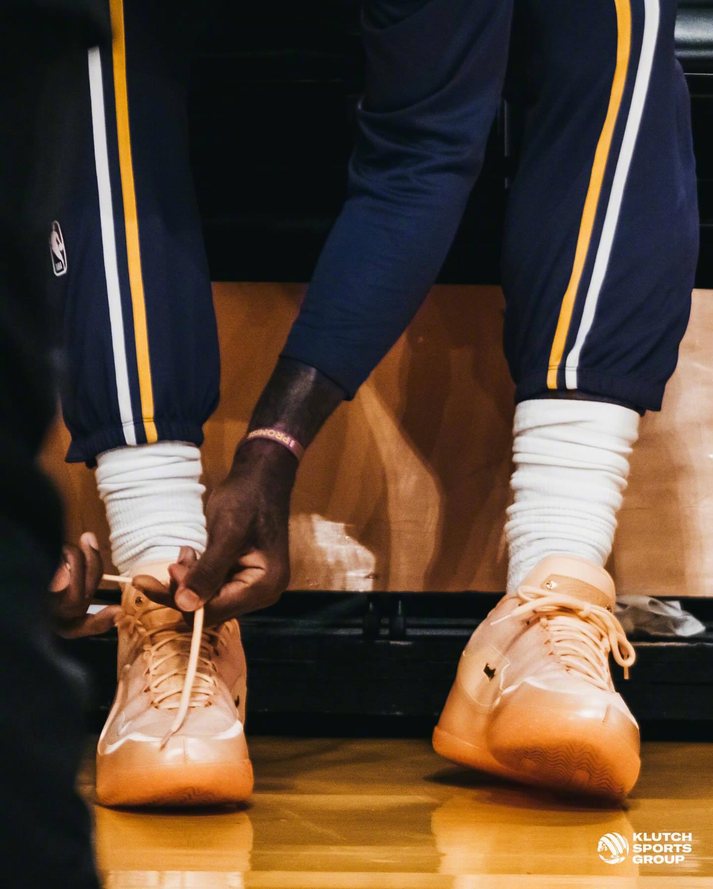 拿下掘金的第二天，老詹更新了ins，晒出了一组比赛照。他还写道：这比赛太有意思了