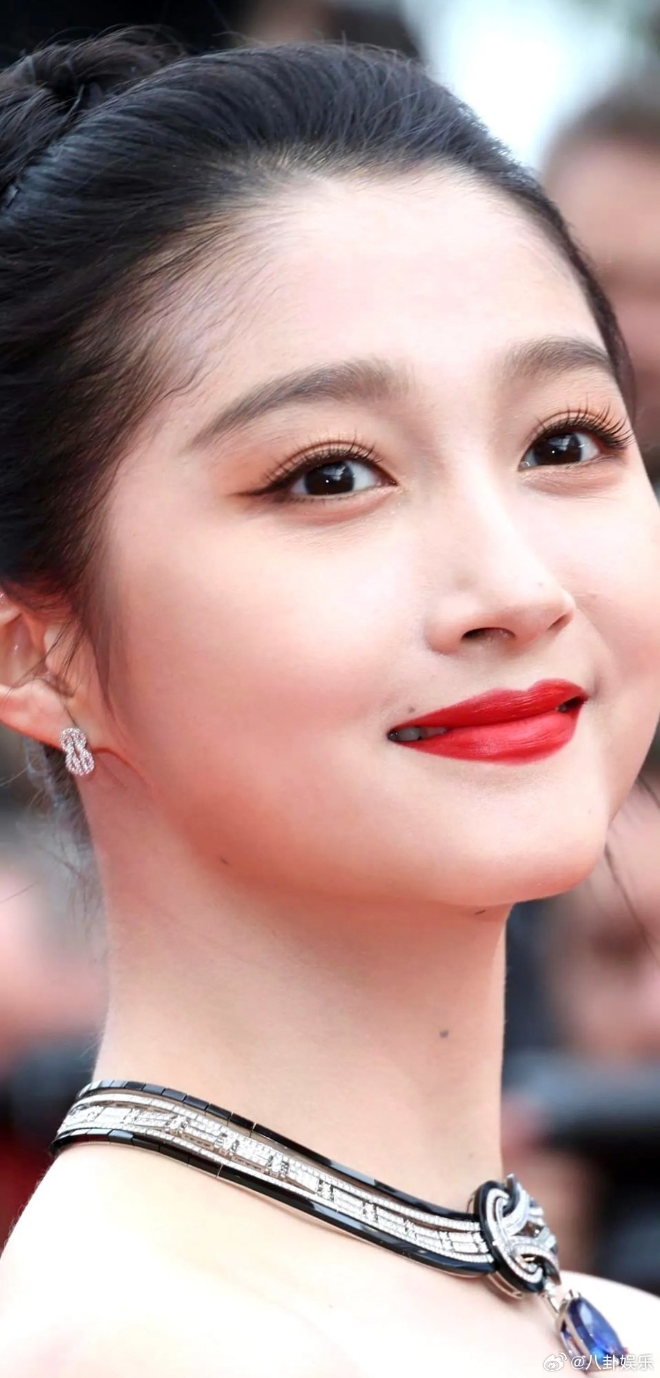 关晓彤紧急补救塌颅顶 塌颅顶克星来啦！关晓彤红毯前紧急调整发型，简单几步就搞定蓬