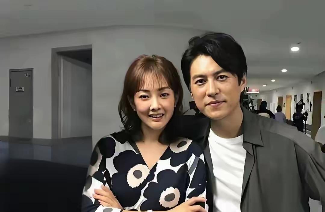 花前月下一对，笑语盈盈意意长。这位女士不是演小品的吗？他俩竟然还有合影。靳东是山