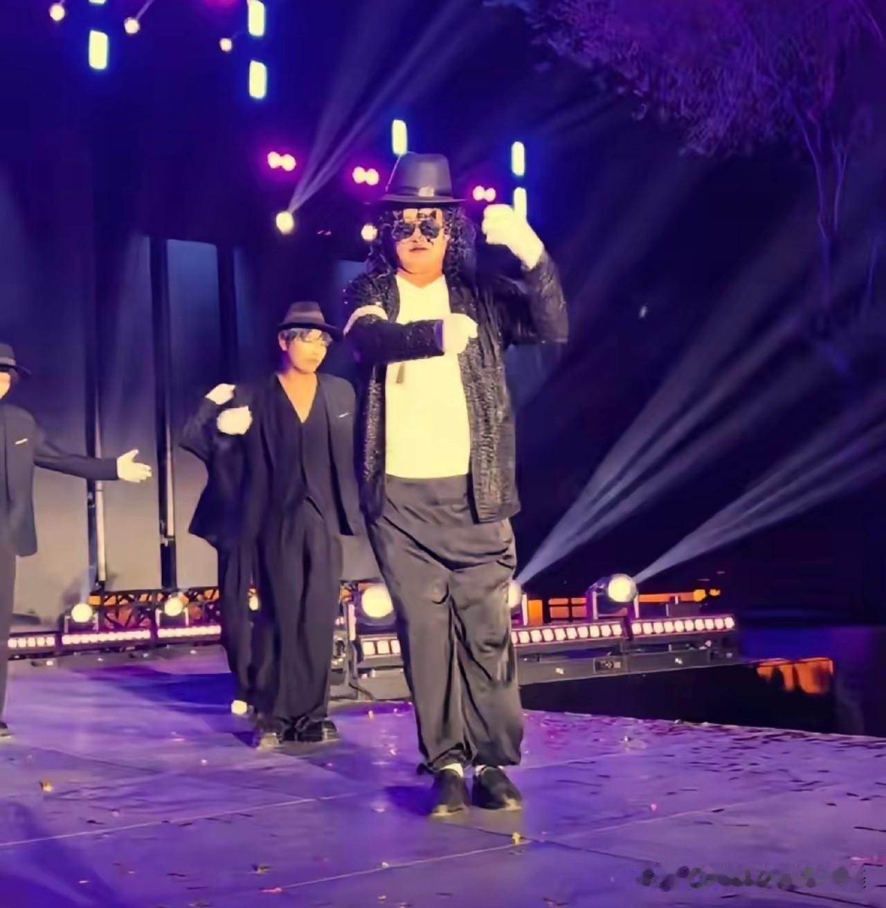 朱之文在烟台这段表演，

真是让人越看越上头。

亮片夹克、卷发头套，57岁的人