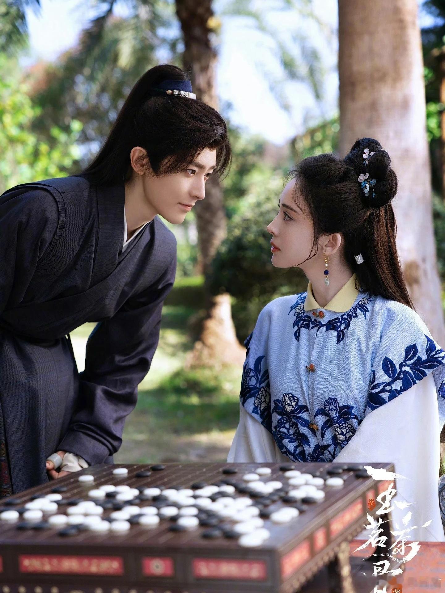 陆江来一下就被荣善宝扑倒了荣善宝一出手就直接扑倒，看陆江来那害羞躲闪的样子，平时