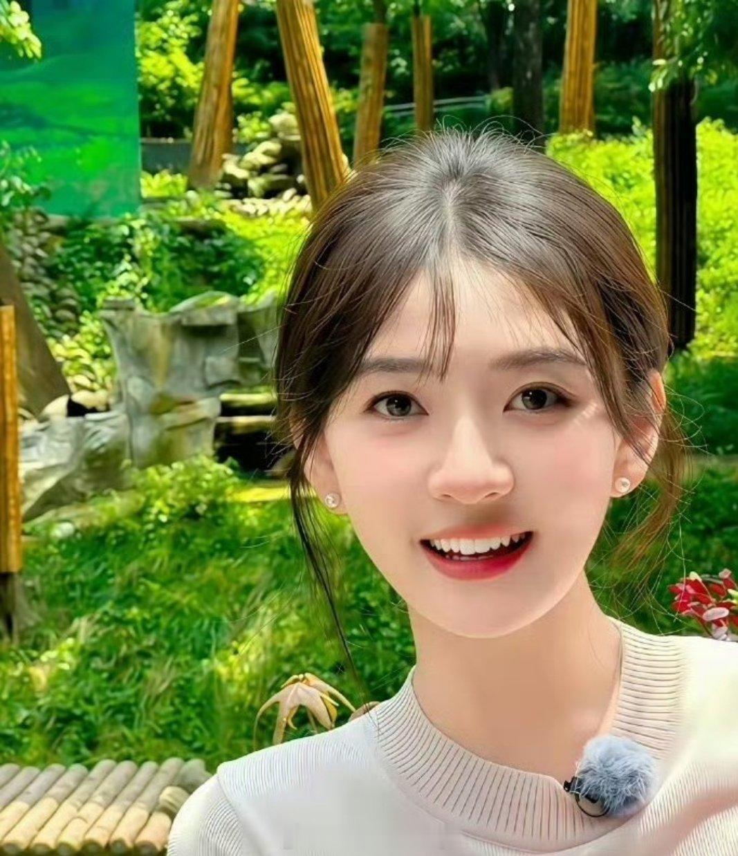 果然美男眼里没有美女啊！这是竟然是陈哲远和杨迪用同一个设备拍的梁洁。 
