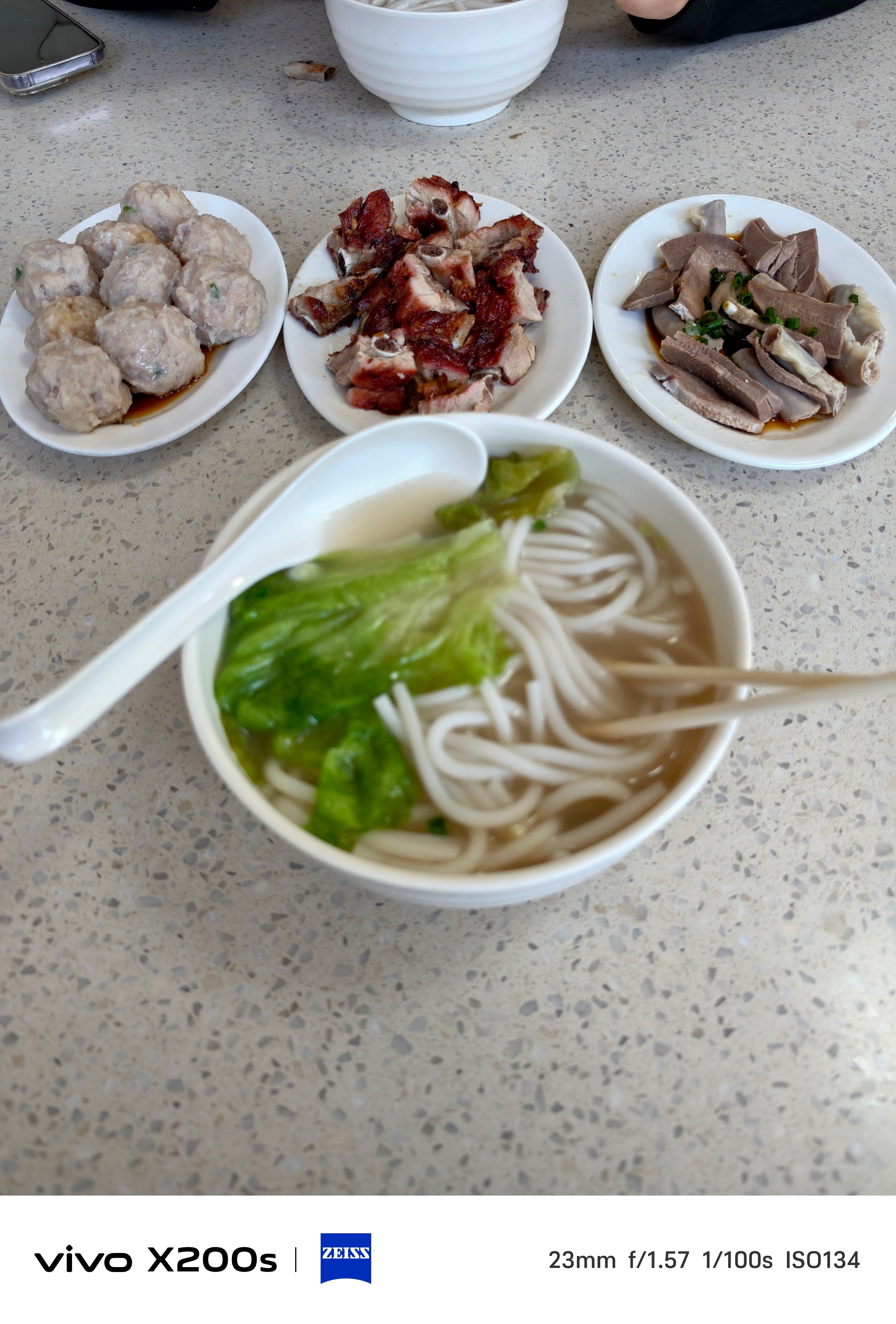 这才是我的漂亮饭肉丸子，烧排骨，猪舌头拼粉肠再来个斋濑粉，实在太好吃了 