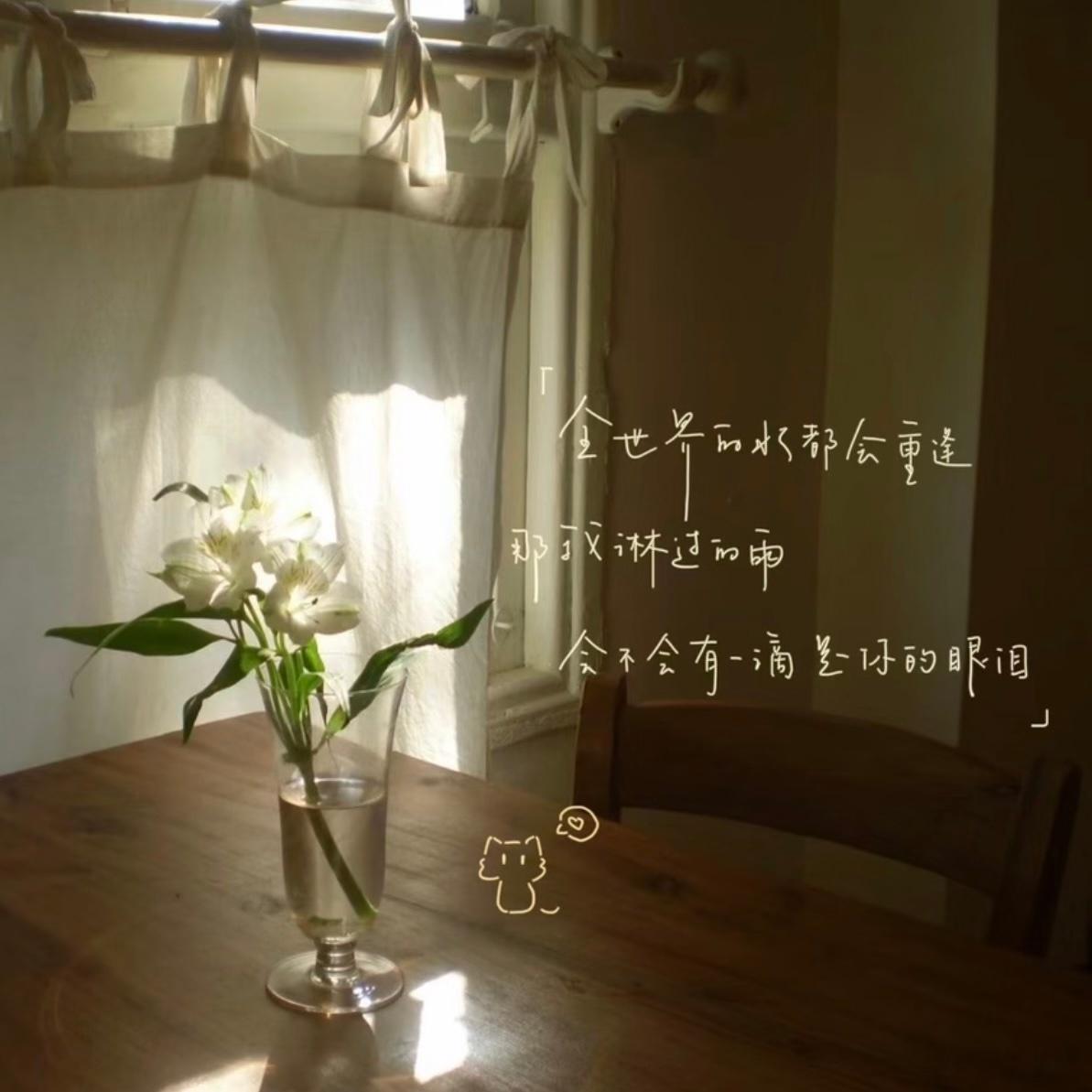 茶铺开在柳树巷第三棵槐树下，二十年来没挪过地方。青砖墙被茶烟熏得发亮，梁上挂着七