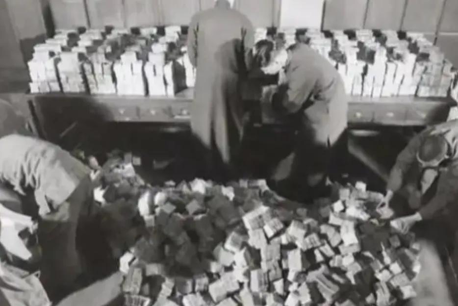 1949年，老蒋带着400万两黄金来到了台湾icon，400万两也就是125吨，