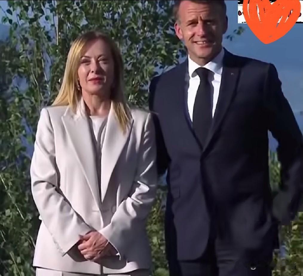 马克龙和梅洛尼给人感觉不一样，梅洛尼显得比较拘谨，反而马克龙心情愉悦！[灵光一闪