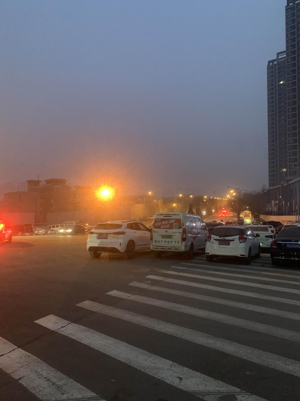 又是一天早起
今天是周日，也是补班得一天
闹钟想的差点没起来
赶忙起来天还蒙蒙亮