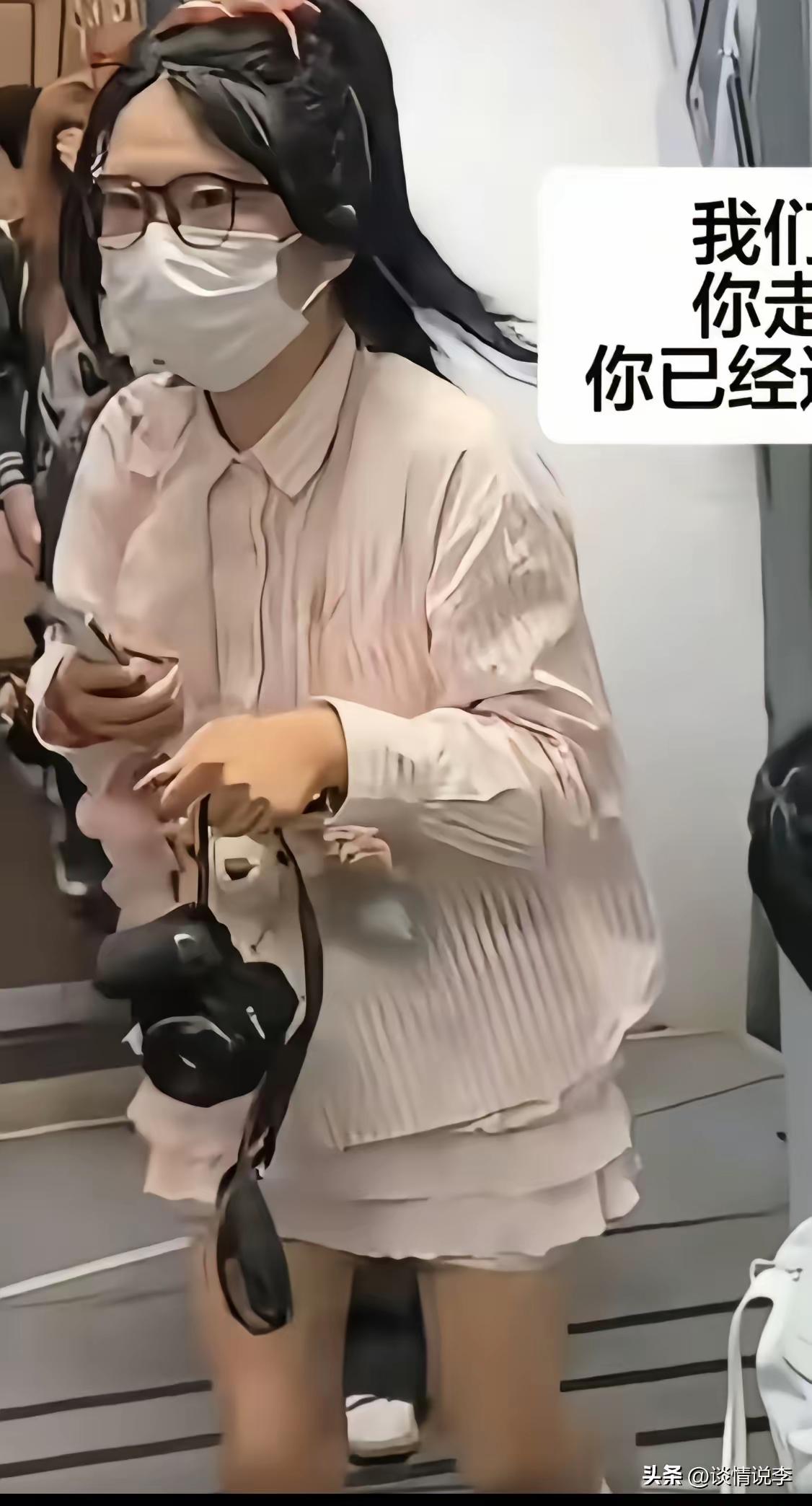 真的越看越生气，这位粉衣女子到底是遇上什么不顺心的事，要把火气撒在孙颖莎身上？