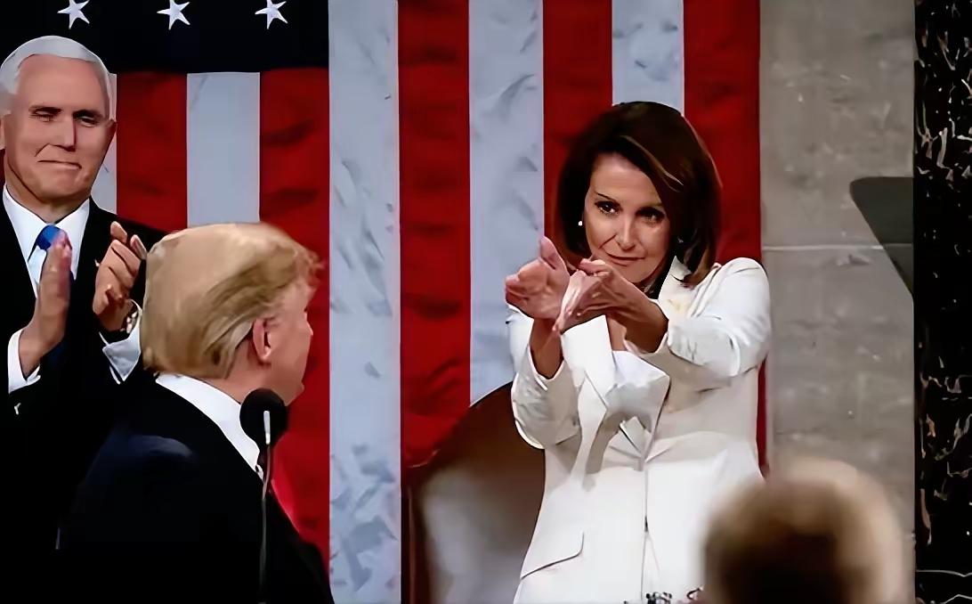 谁给佩洛西开了美颜？
看看第1张相片的佩洛西，这是在特朗普第1个任期时的佩洛西相