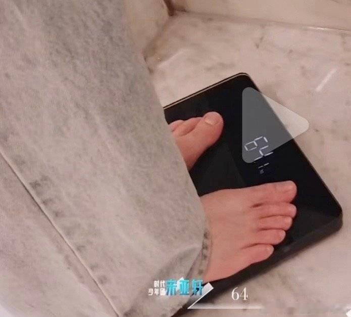 去年宋亚轩是64kg来着，今年是70kg，挺正常的。宋亚轩在我看来是个子高偏瘦类