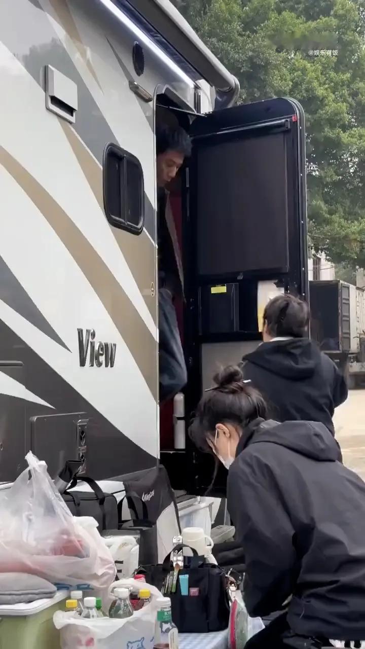 刘烨路透名场面出圈！冷脸护粉又秒变害羞大男孩，反差感拉满
 
娱乐圈从不缺颜值与