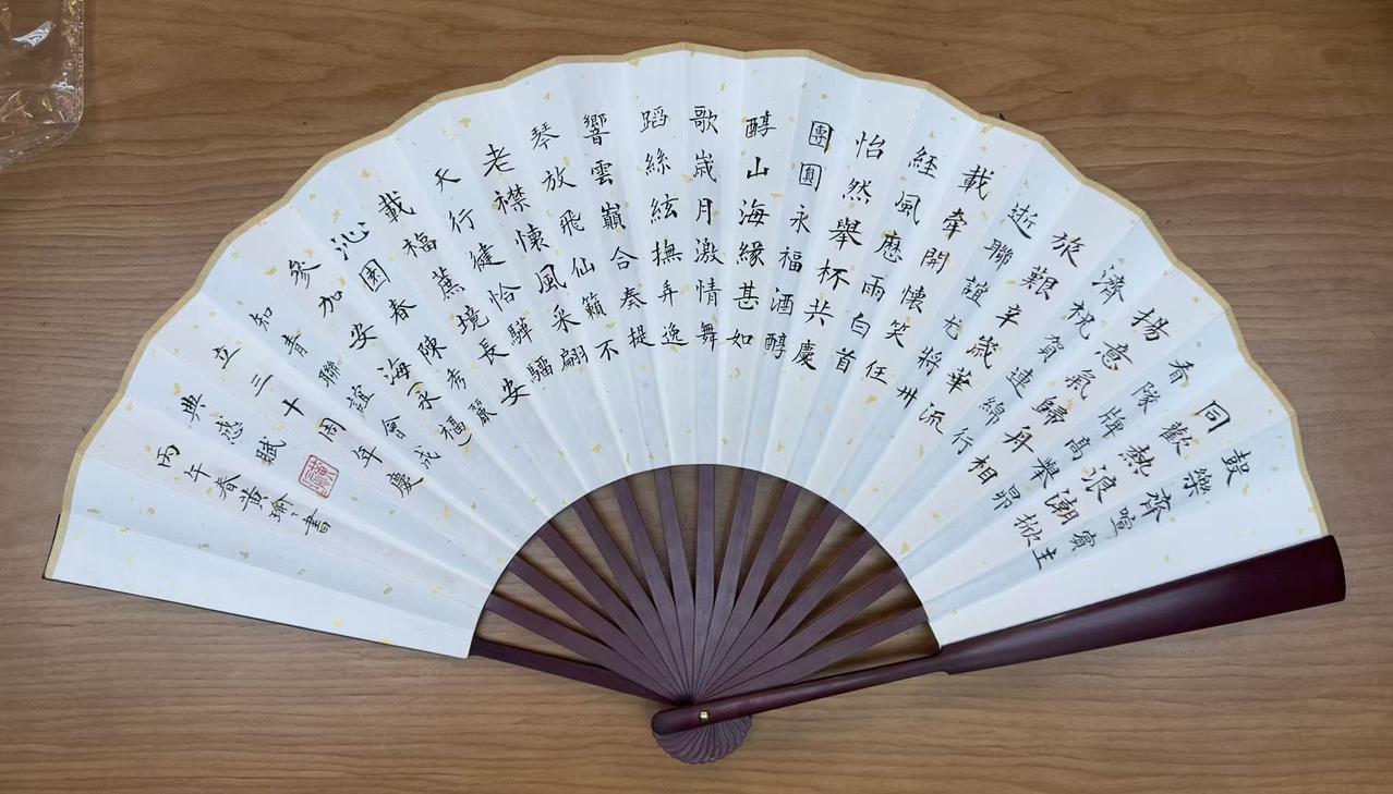 西江月 · 题扇面书法作品
      
扇展楷书娟秀，词凭墨宝飞扬。
沁园春里