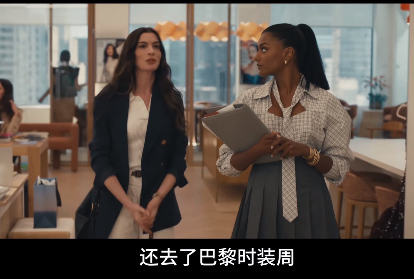 别的不说，都顶级时尚圈了，就不能找个标准亚洲美女吗，这个亚裔角色确实刻板印象很重