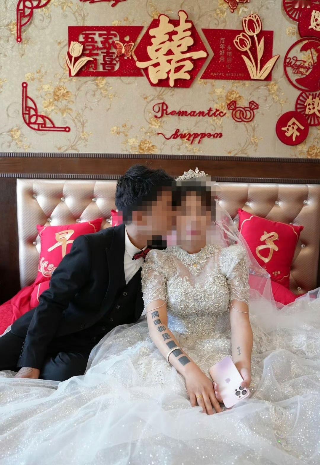 这是一对有故事的新人，他们的幸福开始啦，新婚快乐！