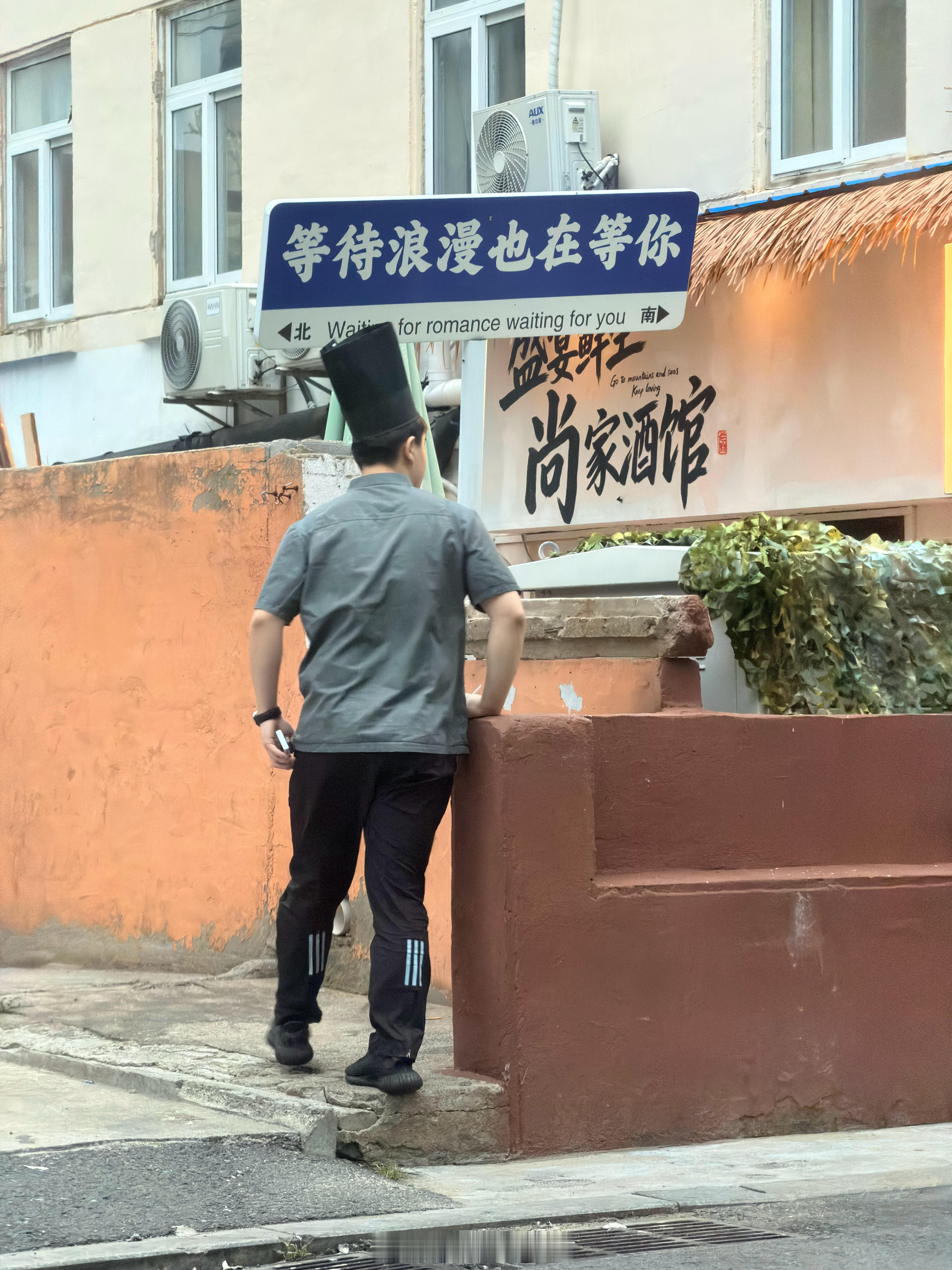 平时见厨师戴的都是白色的，这怎么是黑色的？帽子就这个高度，在厨师界算什么水平