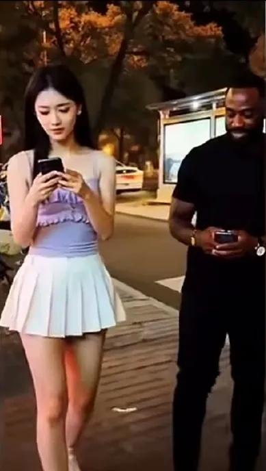夜市街头，一名黑人男子看到一名青春靓丽的中国女子顿时两眼放光，就像饿狼看到了可口