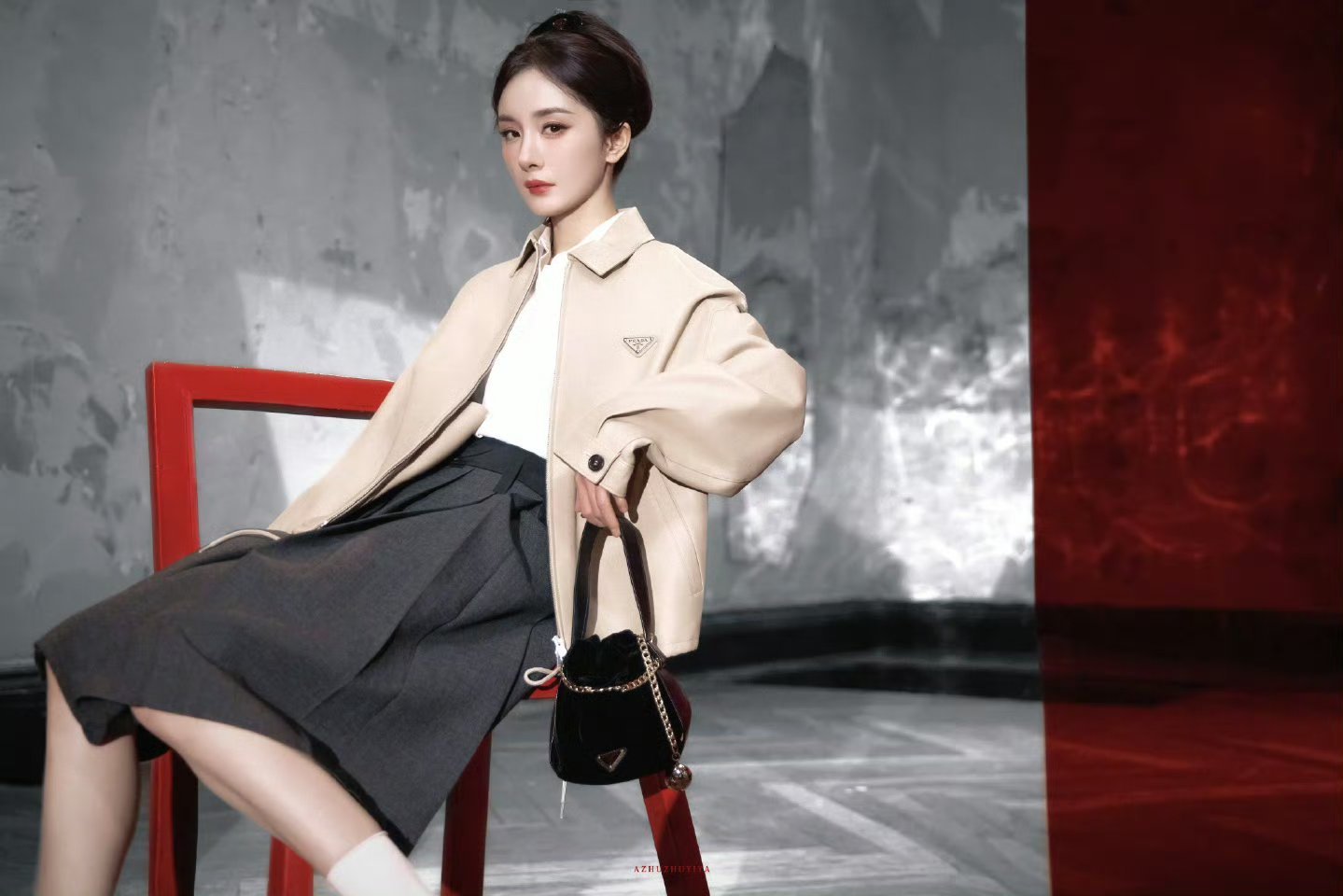 杨幂 我都僵硬了 真好看啊杨幂，像洋娃娃一样！摆好姿势咔咔就是一顿拍！ 