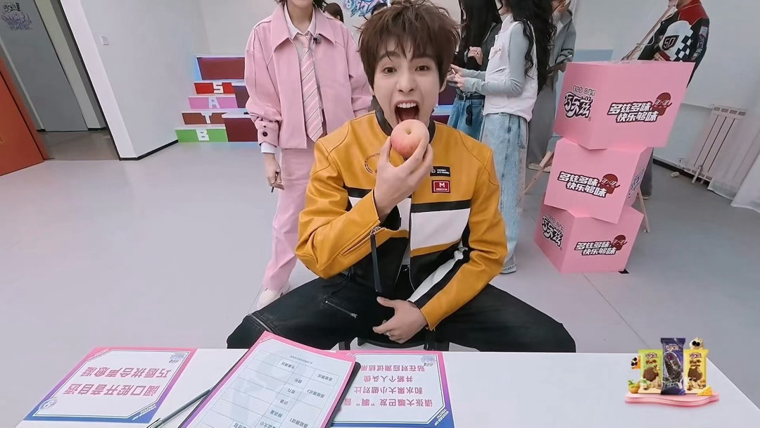 颜安张嘴只有对胜利的渴望 鹭卓勉强能跟他一战，但颜安这张嘴属实天赋异禀。吃东西比