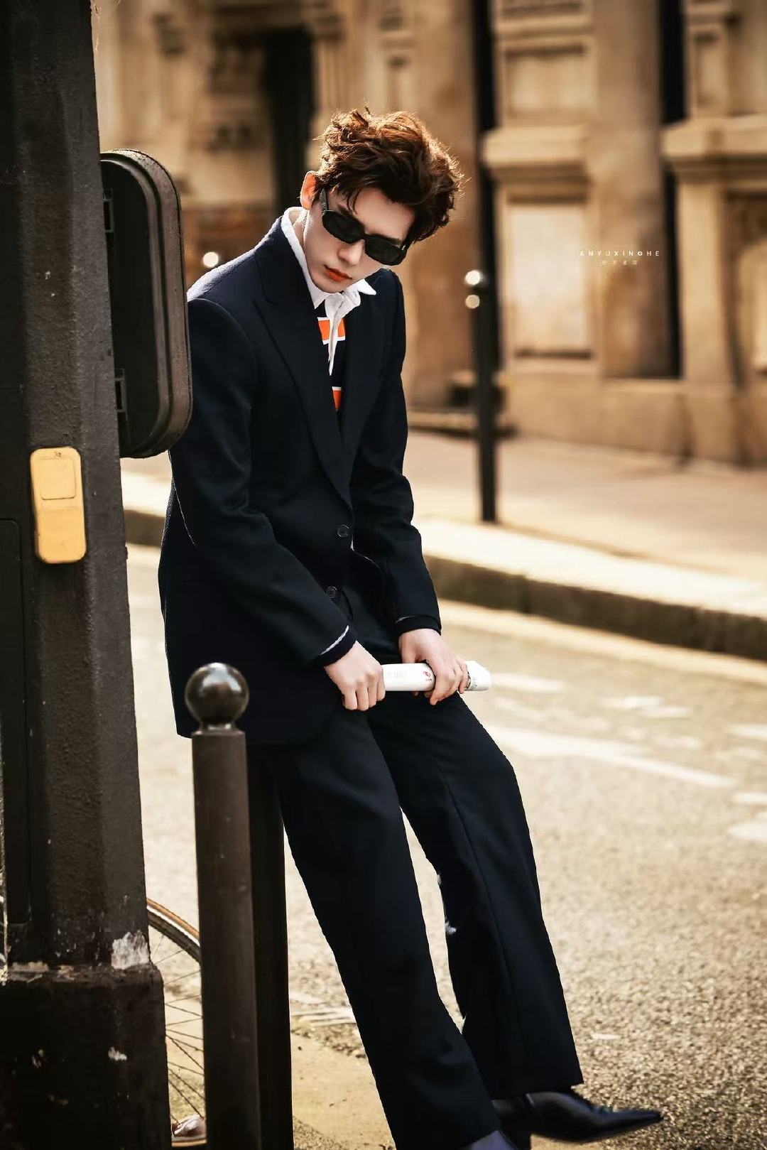 王安宇巴黎外拍王安宇巴黎街拍我天呐这个老王哥帅惨了 