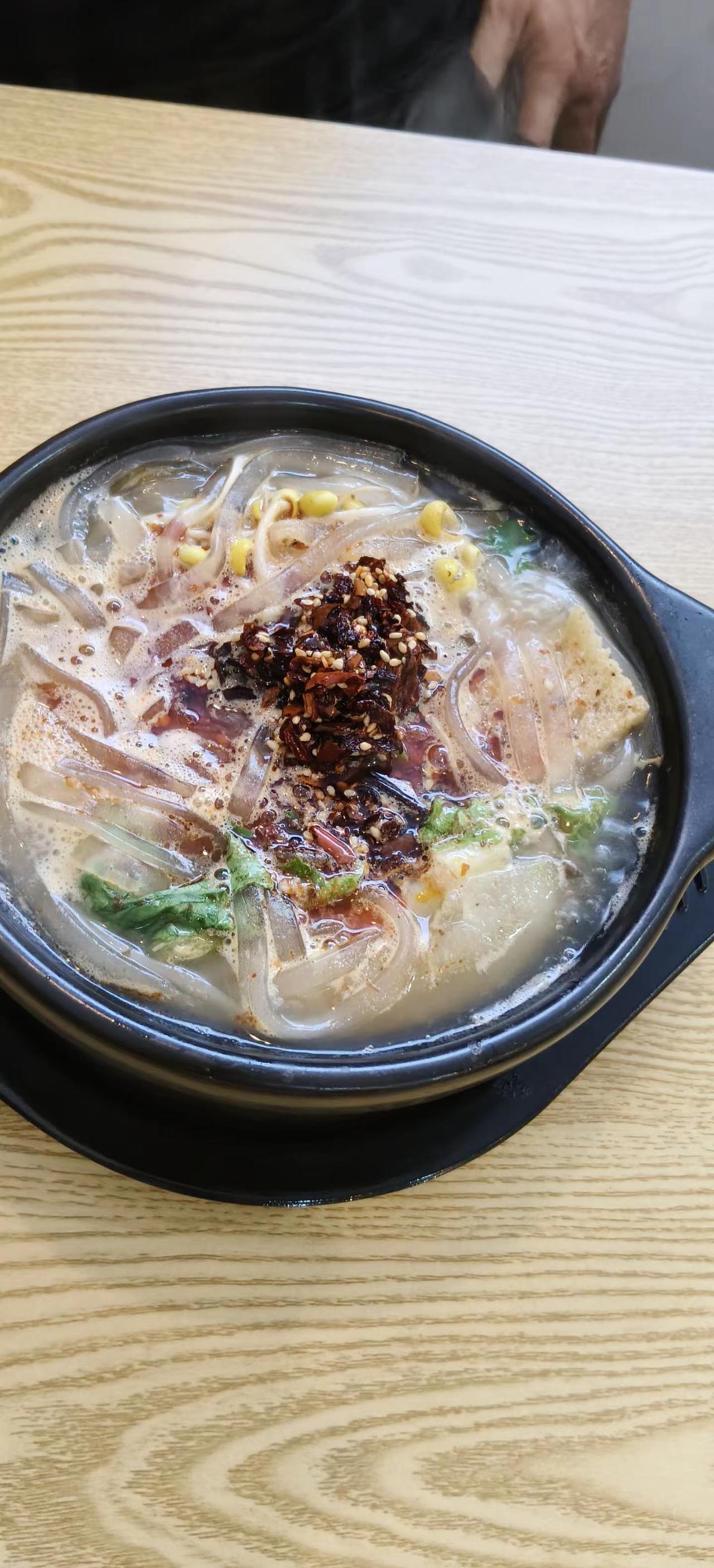 睁眼忙生计，闭眼思万千，我的靠山从来只有自己。风雨中撑伞、困境里兜底的都只能是自